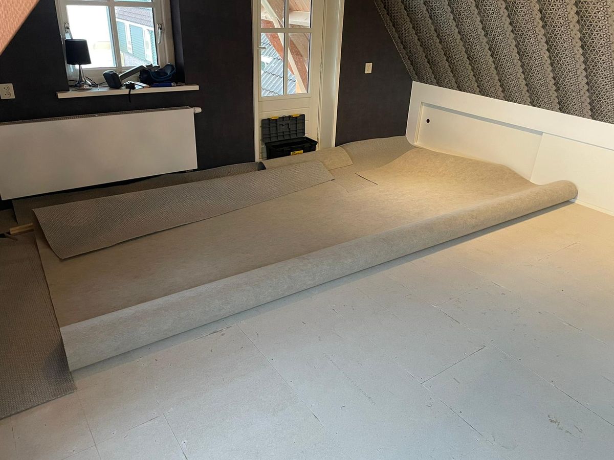 Découpe et ajustement d’une moquette avant sa pose