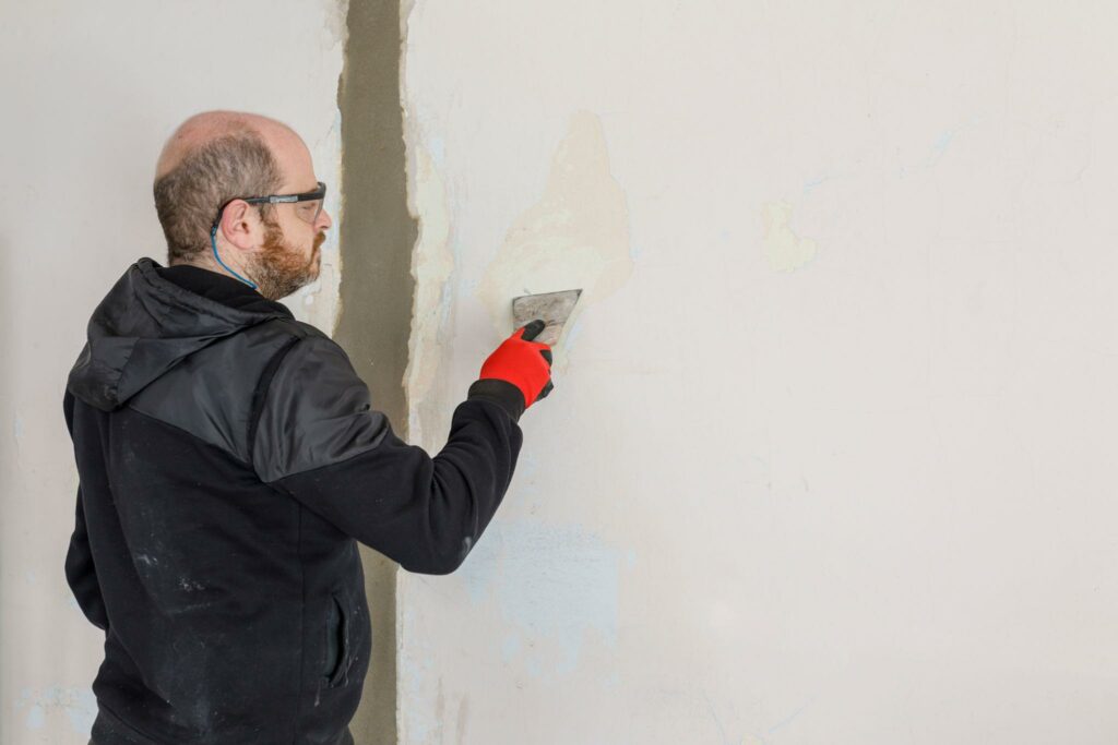 Préparation des murs avant peinture dans un appartement