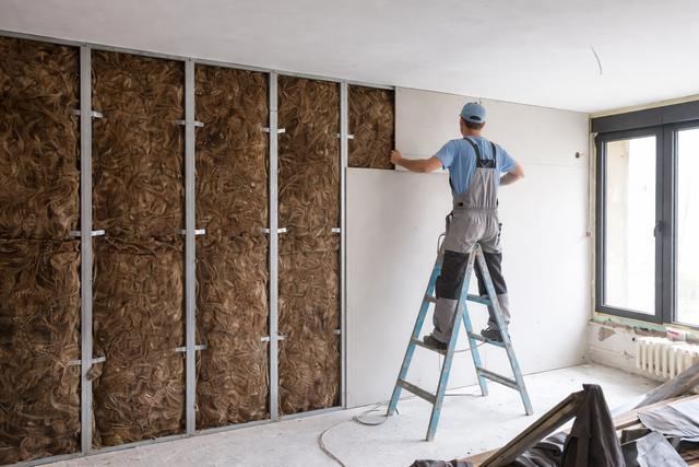 Travaux-d’isolation-intérieure-des-murs-avec-pose-de-plaques-de-plâtre